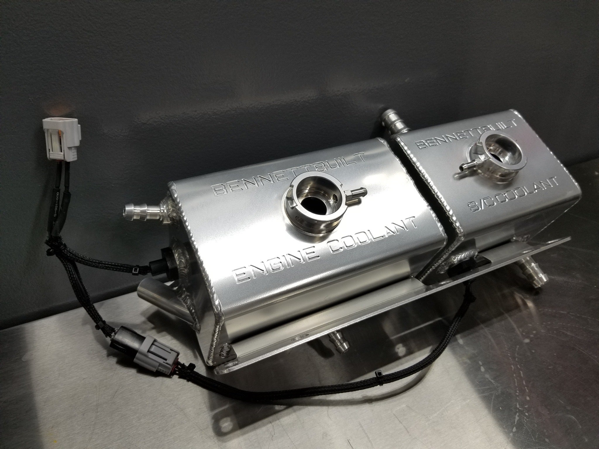 Mベンツ108-115-280ツインキャブ装備エンジン用リビルトへツト Custom dual coolant tank setup Rx8 / Pettit Supercharger